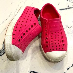 Native size 8 toddler hot pink “crocs”